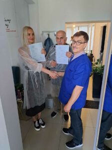 Uczestnicy szkolenia prezentują otrzymane certyfikaty w sali zajęć.