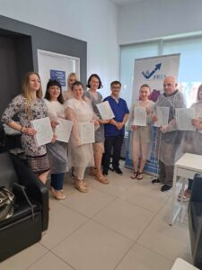 Grupa uczestników z certyfikatami po zakończeniu szkolenia.