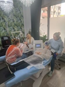 Ćwiczenia praktyczne na modelkach przy dwóch stanowiskach kosmetycznych.