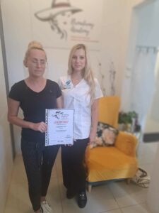 Uczestniczka i instruktorka z certyfikatem ukończenia szkolenia.