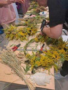 Praktyczne układanie wianka przy stole florystycznym.